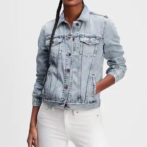 NWT Gap Factory light wash jean classic jean jacket womenswear size Small!
